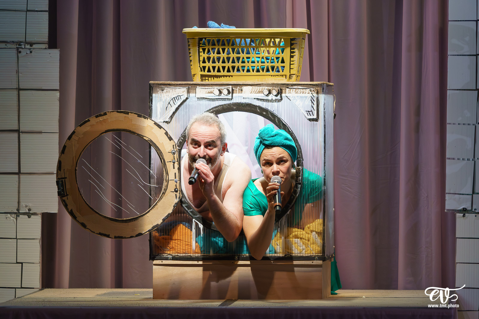 TMTPHOTO DERRIERE LE HUBLOT SE CACHE PARFOIS DU LINGE (LES FILLES DE SIMONE) 013